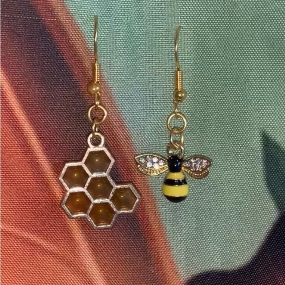 !!HANDMADE BEE/HONEYCOMB EARRINGS!! - Picture 2 of 2